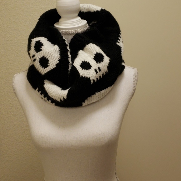 H&M Other - H&M Skull sweater scarf